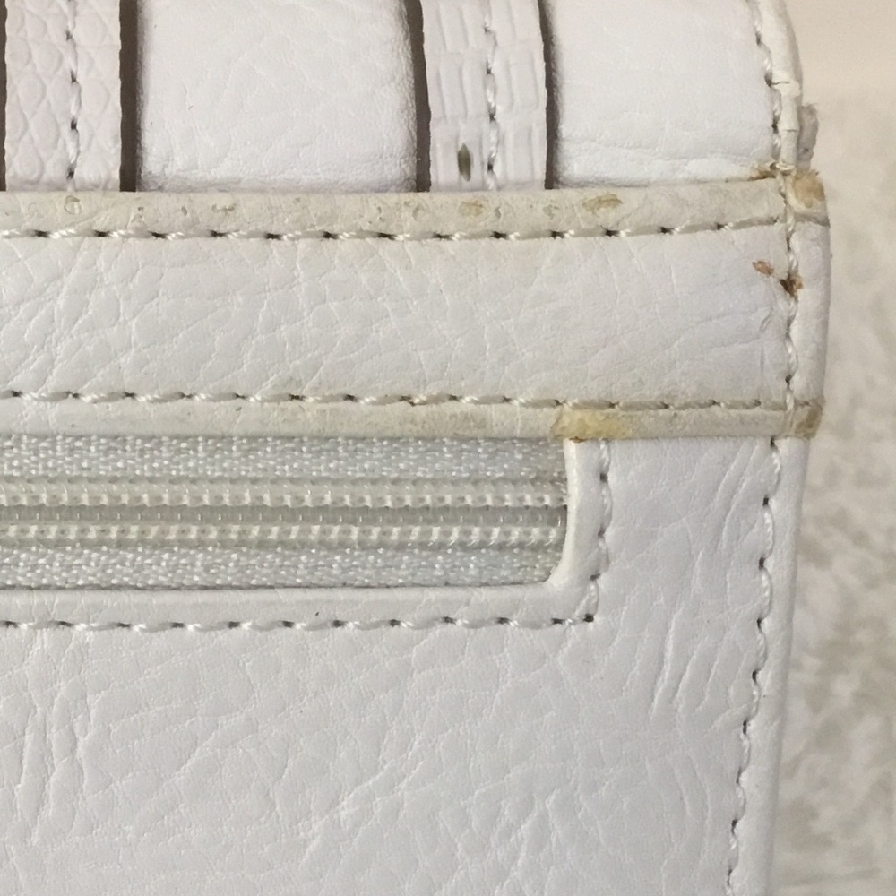 Guess White Wallet - Picture 8 of 8